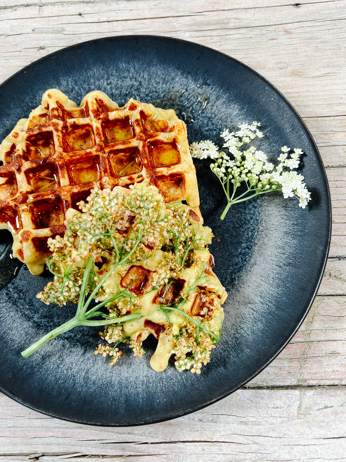 Holunderblüten-Waffeln mit Skyr und Honig
