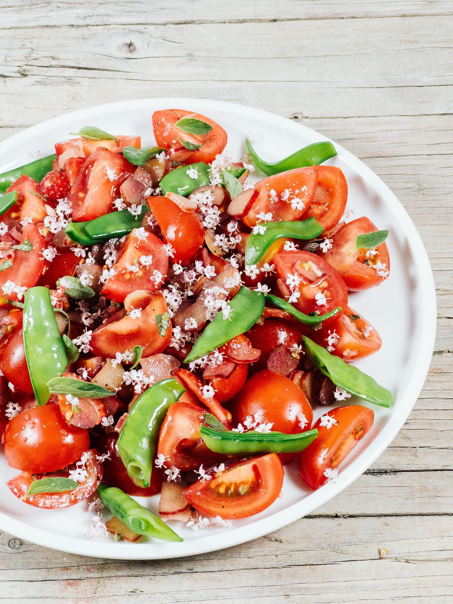 Tomaten-Rhabarber-Salat mit Erdbeeren & Holunderblüten