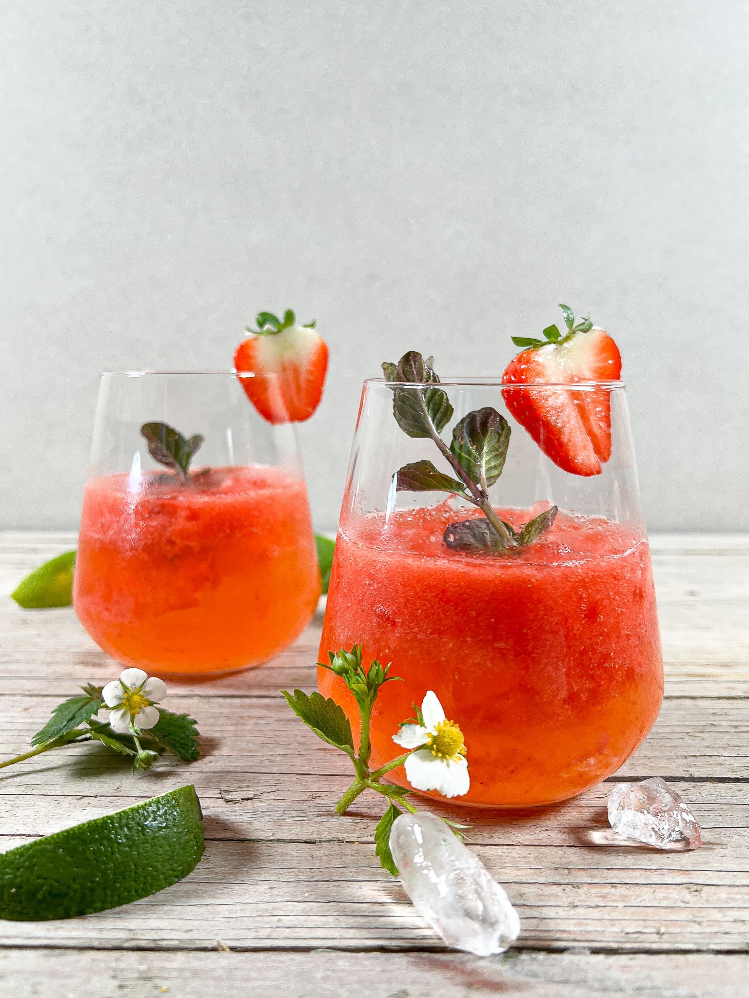 Frischer Frühlingscocktail: Erdbeer-Mojito mit MET, Minze & Prosecco