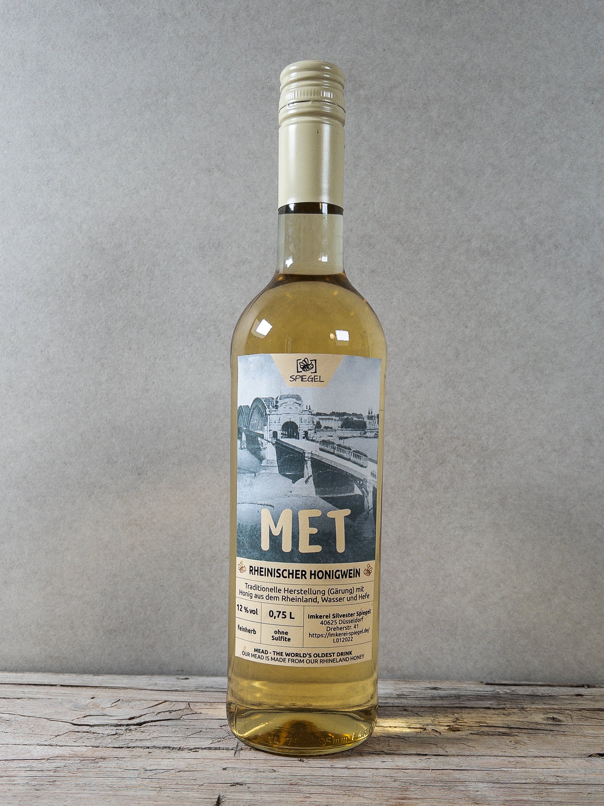 Rheinischer Honigwein der Imkerei Spiegel mit historischem Bild der Oberkasseler Brücke in Düsseldorf auf dem Etikett.