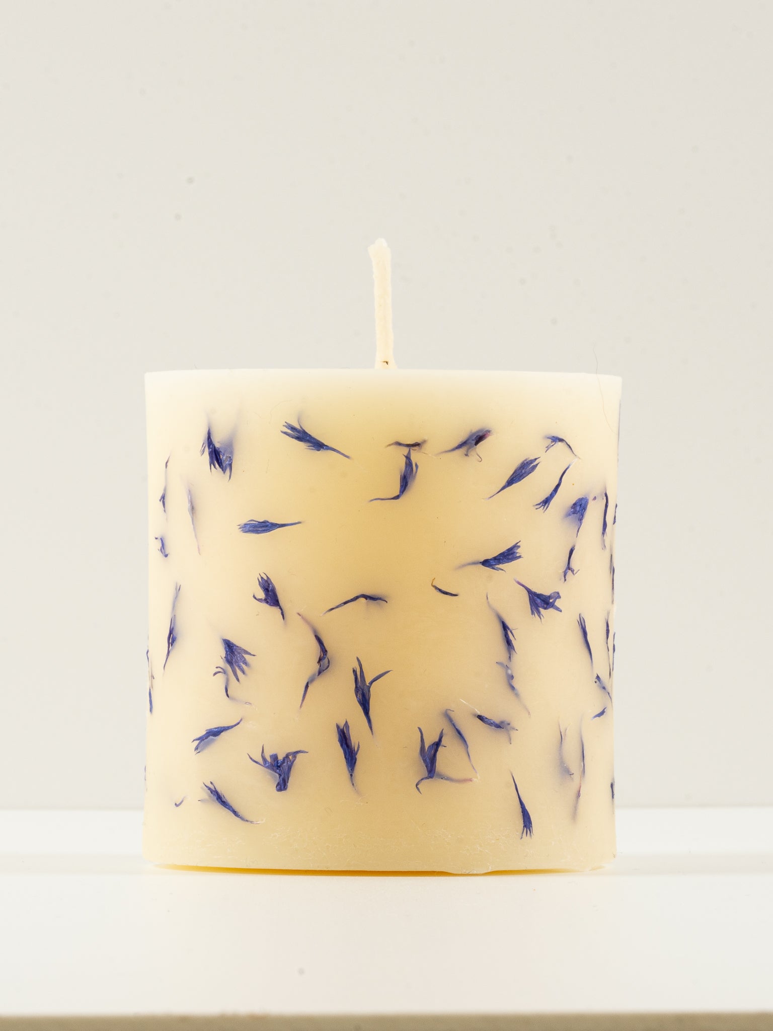 Pure Eleganz - Blütenkerze aus hellem Bienenwachs mit blauen Kornblumenblüten