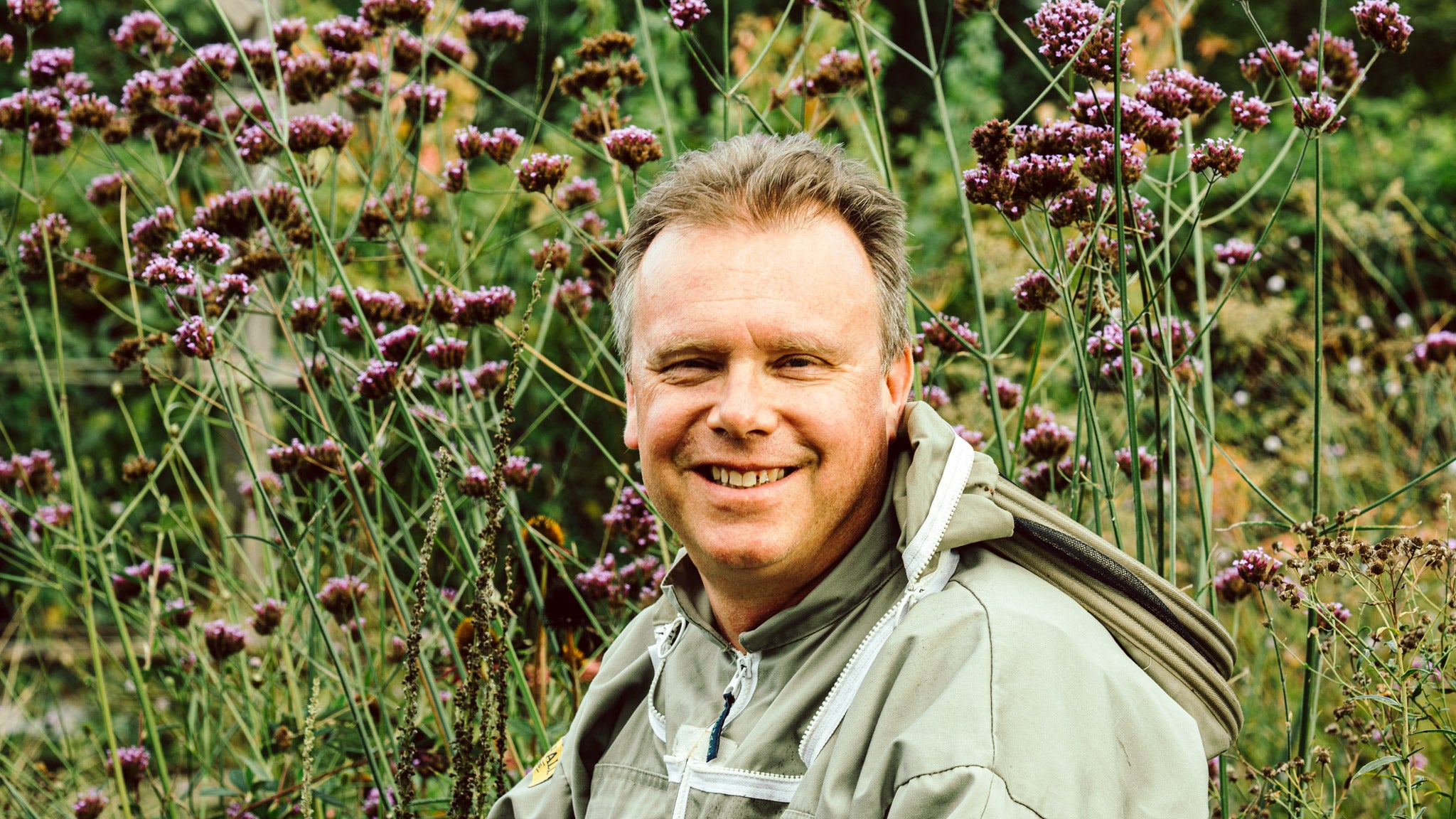 Imker Silvester Spiegel in Arbeitskleidung in der Natur.
