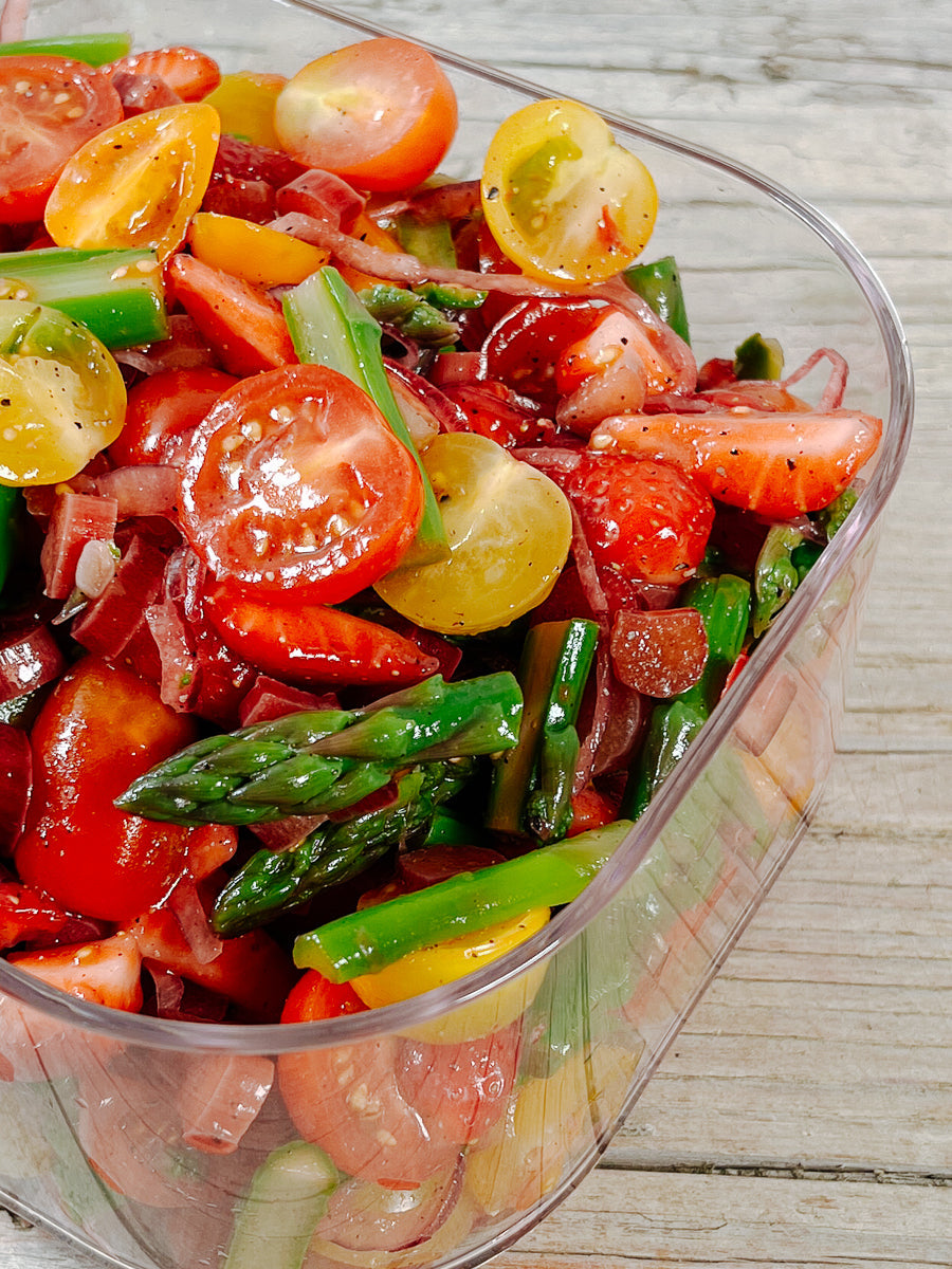 Tomaten-Spargel-Salat mit Erdbeeren, mariniertem Rhabarber und roten Zwiebeln