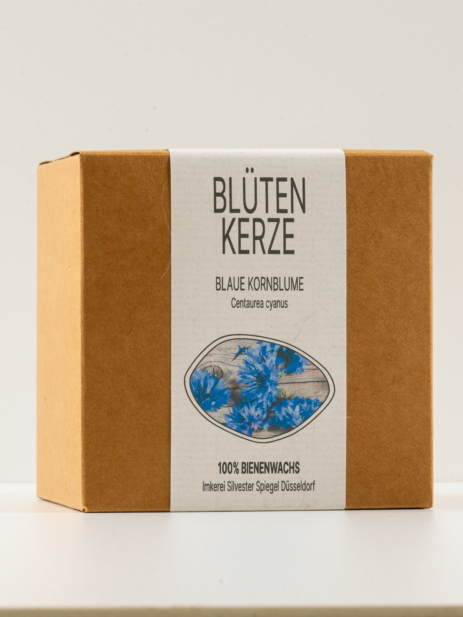 Nachhaltige und elegante Verpackung der Blütenkerze "Kornblume"